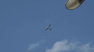 Havaalanı üzerinde uçan özel bir uçak. Havacılık festivali tatili için Küçük Özel Tek Motorlu Uçak Beyaz Bulutlarla Sunny Blue Sky 'da uçuyor. Pervane