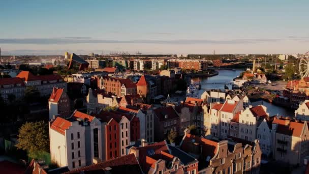 Piękna Architektura Starego Miasta Gdańsku Polska Słoneczny Dzień Widok Lotu — Wideo stockowe
