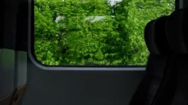 Hızlı trenin penceresinden demiryolu hattına bak. Trenlerde 4K İçişleri Görünümü boş pencere koltuğu kırsal pencere yan görünümünde hareket Train Travel sırasında ve seyahat
