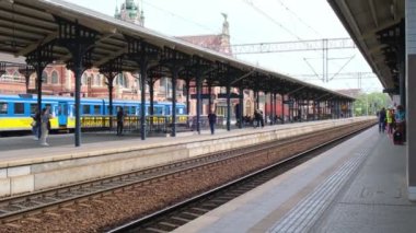 Gdansk Polonya Temmuz 2022 PKP Gdansk Glowny tren istasyonuna gidiyor. Şehirlerarası PKP treni vagonlardan oluşur. Polonya şehirlerarası treni. Seyahat konsepti