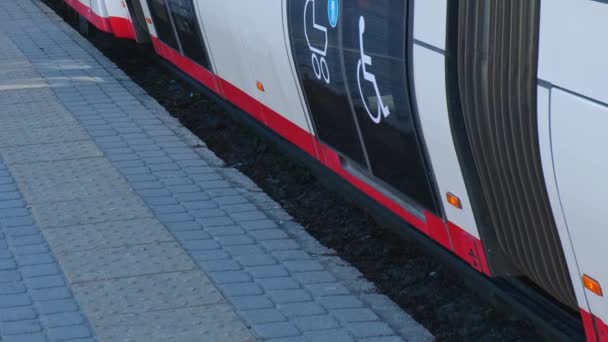 グダニスクポーランド 2022年5月グダニスクの公共交通機関のシーン トラムはトラム停留所に到着します 交通都市交通 トラムは Gdansk路面電車事業者Gaitによって買収されたModertransによって近代化されました — ストック動画