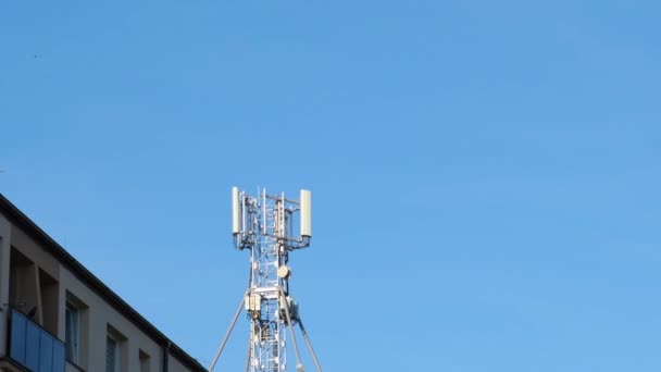 商業ビル屋上セルタワー 携帯電話通信アンテナ5G信号を健康に危険な新しいGsm伝送 細胞塔を通して環境の放射線汚染 脅威となる — ストック動画