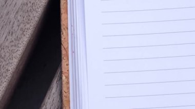 Tahta banka Şükran Günlüğü yazıyorum. Bugün için minnettarım. Kendini keşfetme günlüğü, kendini yansıtma yaratıcı yazı, kişisel gelişim kavramı. Kişisel bakım ruhani bir şey.