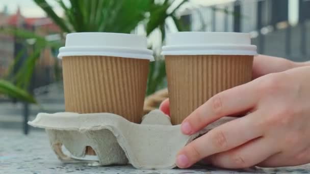 Жіноча Рука Бере Дві Паперові Чашки Кришкою Чаю Кава Забирає — стокове відео