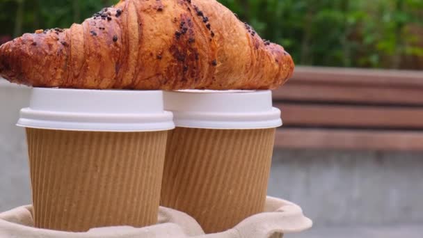 Baru Dipanggang Cokelat Croissant Pada Dua Cangkir Kertas Dengan Tutup — Stok Video