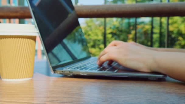 Wanita Muda Yang Tidak Dikenal Bekerja Pada Laptop Modern Meja — Stok Video