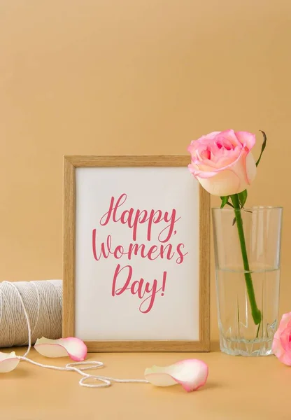 Holzrahmen Mit Grußkarte Text Happy Womens Day Zarte Rosa Rosen — Stockfoto