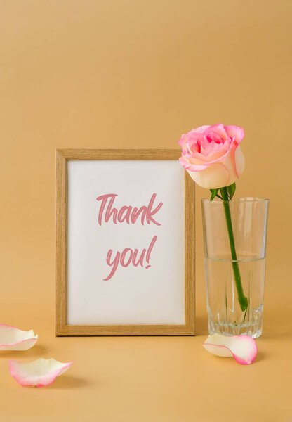 Деревянная рамка с текстом поздравительной открытки СПАСИБО Вам нежные розовые розы на бежевом фоне. Минимальная модная композиция. Романтические пастельно-розовые цветы. Нейтральные тоны земли. Праздник