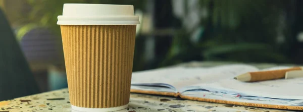 Warme Latte Koffie Ambachtelijke Recycling Papieren Beker Met Papieren Notitieboekje — Stockfoto