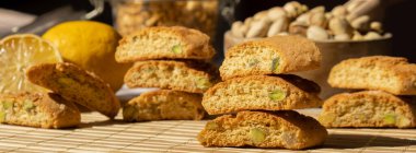 Biscotti Cantuccini Kurabiye Fıstıklı ve limonlu Shortbread. Sağlıklı beslenme. Ev yapımı taze İtalyan kurabiyeleri cantucci rafları ve organik fıstık. Vegan Diyet Vejetaryen