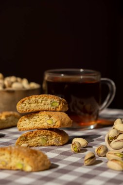 Biscotti Cantuccini Kurabiye Fıstıklı ve limonlu Shortbread. Bir fincan çay. Çay molası. Sağlıklı beslenme. Ev yapımı taze İtalyan kurabiyeleri cantucci rafları ve organik fıstıklar.