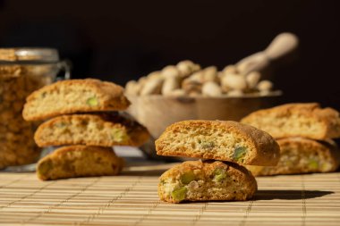 Biscotti Cantuccini Kurabiye Fıstıklı ve limonlu Shortbread. Sağlıklı beslenme. Ev yapımı taze İtalyan kurabiyeleri cantucci rafları ve organik fıstık. Vegan Diyet Vejetaryen