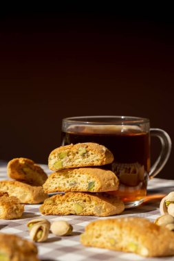 Biscotti Cantuccini Kurabiye Fıstıklı ve limonlu Shortbread. Bir fincan çay. Çay molası. Sağlıklı beslenme. Ev yapımı taze İtalyan kurabiyeleri cantucci rafları ve organik fıstıklar.