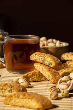 Biscotti Cantuccini Kurabiye Fıstıklı ve limonlu Shortbread. Bir fincan çay. Çay molası. Sağlıklı beslenme. Ev yapımı taze İtalyan kurabiyeleri cantucci rafları ve organik fıstıklar.