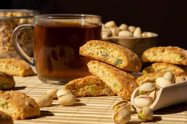 Biscotti Cantuccini Kurabiye Fıstıklı ve limonlu Shortbread. Bir fincan çay. Çay molası. Sağlıklı beslenme. Ev yapımı taze İtalyan kurabiyeleri cantucci rafları ve organik fıstıklar.