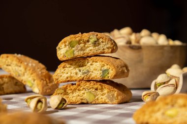 Biscotti Cantuccini Kurabiye Fıstıklı ve limonlu Shortbread. Sağlıklı beslenme. Ev yapımı taze İtalyan kurabiyeleri cantucci rafları ve organik fıstık. Vegan Diyet Vejetaryen