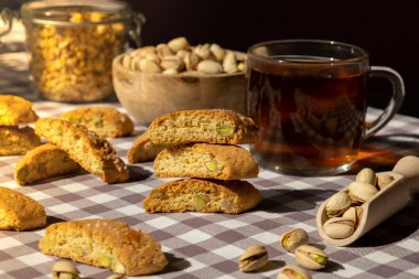 Biscotti Cantuccini Kurabiye Fıstıklı ve limonlu Shortbread. Bir fincan çay. Çay molası. Sağlıklı beslenme. Ev yapımı taze İtalyan kurabiyeleri cantucci rafları ve organik fıstıklar.