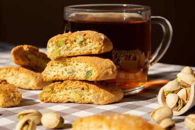 Biscotti Cantuccini Kurabiye Fıstıklı ve limonlu Shortbread. Bir fincan çay. Çay molası. Sağlıklı beslenme. Ev yapımı taze İtalyan kurabiyeleri cantucci rafları ve organik fıstıklar.
