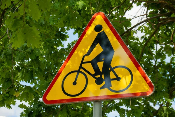 Triangelformad Cykel Tecken Transitering Förbjuden För Cyklar Suddig Park Bakgrund — Stockfoto