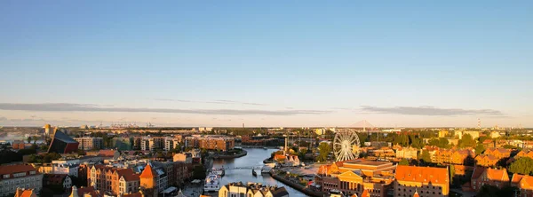 阳光灿烂的波兰格但斯克古城的美丽建筑 从市政厅和圣玛丽大教堂的无人驾驶飞机上俯瞰全景 从上面看城市建筑 欧洲游客 — 图库照片