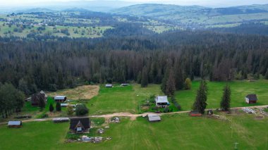 Tatra Dağları 'nın altındaki Zakopane kasabasının havadan görünüşü Gubalowka sıradağlarından alındı. Drone High dağları ve yeşil tepeler yazın veya ilkbaharda. Polonya 'da manzaralı dağ manzarası. Seyahat