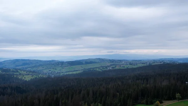 산맥에서 타트라 아래에 자코파네 마을의 공중에서 여름이나 봄에는 과푸른 폴란드의 — 스톡 사진