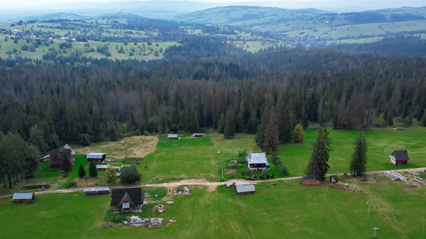 タトラ山脈の下のザコパネの町の空中ビューは Gubalowka山脈から撮影しました ドローン夏や春に高い山や緑の丘 ポーランドの風景山の景色 — ストック写真