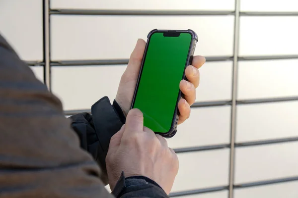 Vrouwelijke Hand Houden Van Mobiele Telefoon Met Groene Scherm Chroma — Stockfoto