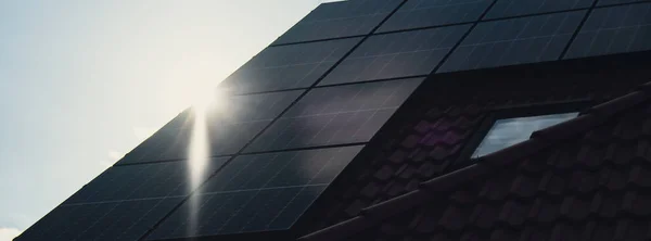 New Ecologic House Solar Panels Alternative Conventional Energy Battery Charged — Stockfoto