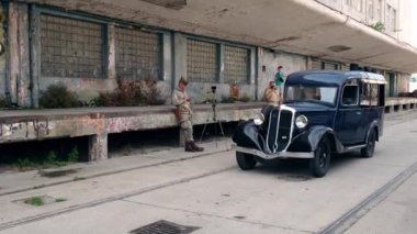 Hel, Polonya - Ağustos 2022 Askeri birlikler 3 Mayıs Polonya Anayasa Günü Vatanseverlik Töreni sırasında yürüyüşe geçti. Polonya silahlı kuvvetleri tanker askeri geçit töreni. Eski silahlar ve arabalar. Polonya ziyafeti