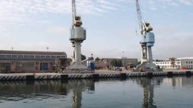 Gdansk, Polonya - Mayıs 2022 Turistik seyahat feribotu Motlawa Nehri 'nden Baltık Denizi' ne geçiyor. Kömür madeni, nehir kanalında yüzen feribottan kaynaklanan POV nehrinin oradaki çevre kirliliği. Sanayi