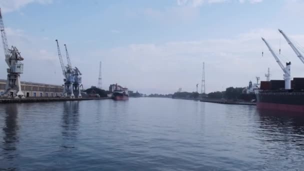 Γκντανσκ Πολωνία Μάιος 2022 Τουριστικό Πλοίο Πηγαίνει Μέσω Του Ποταμού — Αρχείο Βίντεο