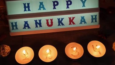 Geleneksel Mutlu HANUKKAH Geleneksel Yanan Noel Mumları 'na sahip ve Noel için geri sayım yapan takvim ışıklı kutulu dört mum. Evdeki güzel Advent. Şenlikli Mum Işığı