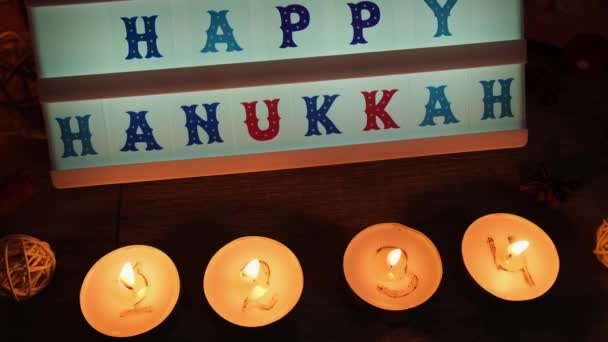 四个烛台 带有日历光盒 文字为Happy Hanukkah传统的燃烧圣诞蜡烛台 其数字为圣诞节的倒数 美丽的女修道院在家里 喜庆烛光 — 图库视频影像