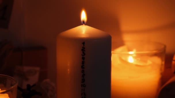 Ljuset Med Adventskalender Traditionella Burning Christmas Wax Ljus Med Siffror — Stockvideo