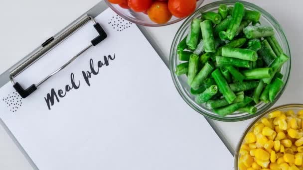 Zoom Out Plan Comidas Tres Tazones Verduras Congeladas Comida Maíz — Vídeos de Stock