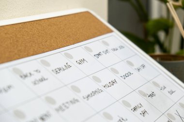 Aylık Planlamacı gelecek ay için randevu ve planlarla dolu. Yoğun bir ay programı var. Ayın günleriyle birlikte manyetik pano. Önemli konuları girebileceğiniz bir yer. İş kavramı