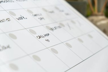 Aylık Planlamacı gelecek ay için randevu ve planlarla dolu. Yoğun bir ay programı var. Ayın günleriyle birlikte manyetik pano. Önemli konuları girebileceğiniz bir yer. İş kavramı