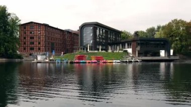Brda River Bydgoszcz, Polonya 'da yansıyan eski bir kasaba. Eski değirmen kompleksinin cephesi. Mimari 