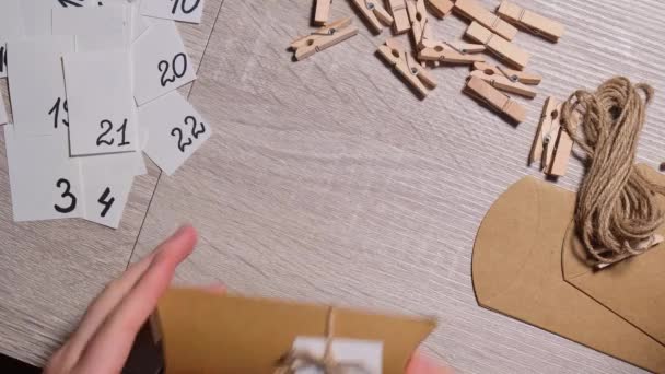 Felismerhetetlen Fiatal Számozza Kézműves Táskát Ruhatűvel Rögzíti Kraft Papírt Készít — Stock videók
