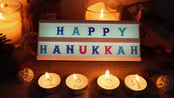 Vier Kerzen Mit Adventskalender Leuchtkasten Mit Text Happy Hanukkah Traditional — Stockvideo