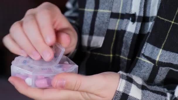 Női Kéz Válogató Tabletták Szervező Heti Felvételek Szoros Orvosi Tabletta — Stock videók