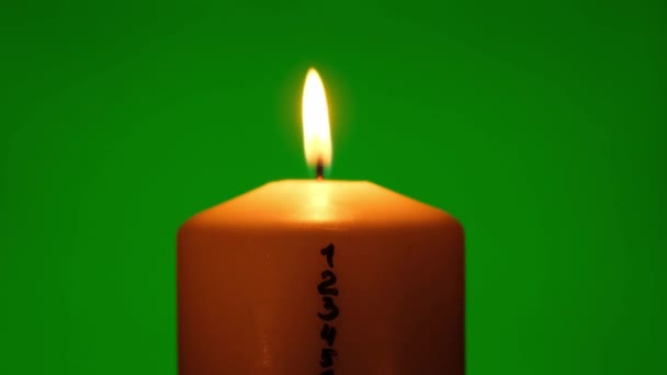 Kerze Mit Adventskalender Auf Grünem Chroma Schlüsselhintergrund Traditionelle Brennende Wachskerzen — Stockvideo