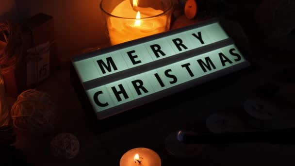 テキストとアドベンチャーカレンダーライトボックスと4つのキャンドルメリークリスマス伝統的な燃焼クリスマスワックスキャンドルクリスマスの数を数えると 自宅で美しいアドベント お祝いのキャンドルライト — ストック動画