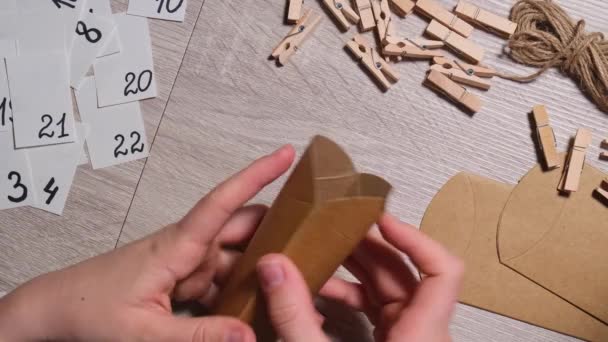 Felismerhetetlen Fiatal Számozza Kézműves Táskát Ruhatűvel Rögzíti Kraft Papírt Készít — Stock videók