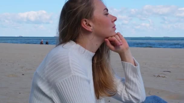 若い女性のビーチの海の横に瞑想 呼吸は精神的な健康のための幸福を練習する 呼吸療法だ バランス クンダリーニエネルギー毎日ルーチンは 女性の健康のマインドフルネスのために良い練習 — ストック動画