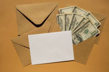 Bej arka plan fotokopi alanında para biriktirmek için dolar banknotu. Tüketim ve ekonomi para topluyor. Bahşiş. İş, finans, tasarruf, bankacılık ve insan konsepti. Ekstra para, pasif