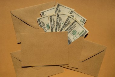 Bej arka plan fotokopi alanında para biriktirmek için dolar banknotu. Tüketim ve ekonomi para topluyor. Bahşiş. İş, finans, tasarruf, bankacılık ve insan konsepti. Ekstra para, pasif