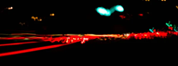 夜晚的车灯 夜路城漫漫长夜摄影路 道路上五彩斑斓的红光小径 背景墙纸分散了焦点模糊的照片 — 图库照片