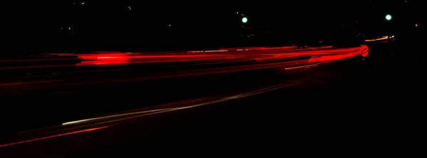 밤에는 거리의 불빛들 고속도로 장기간 줄무늬가길 있습니다 벽지가 사진을 제거하였다 — 스톡 사진